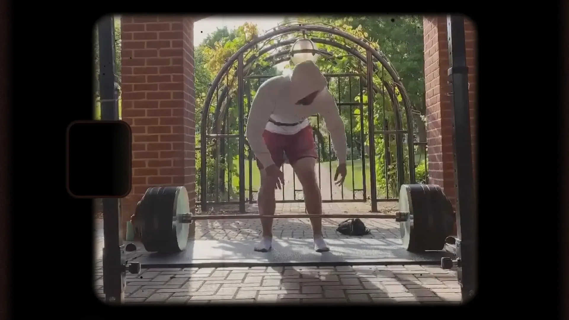 Group of friends deadlifting together